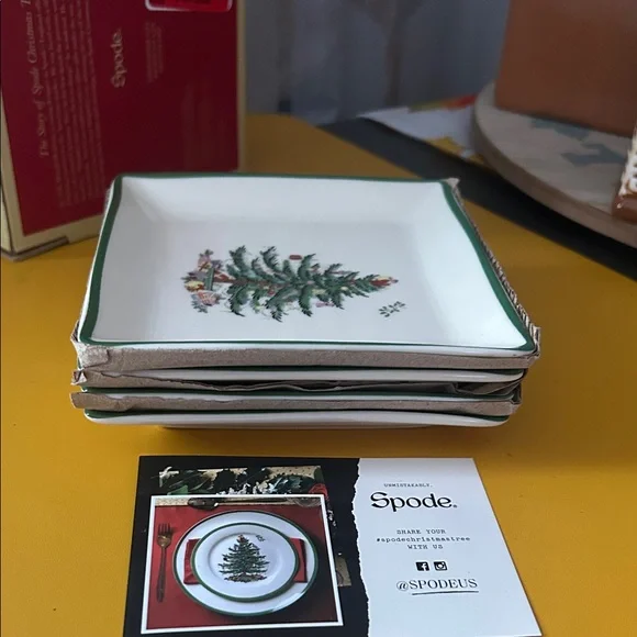 Spode Christmas Tree Square Plates Set - Picture 5 of 5